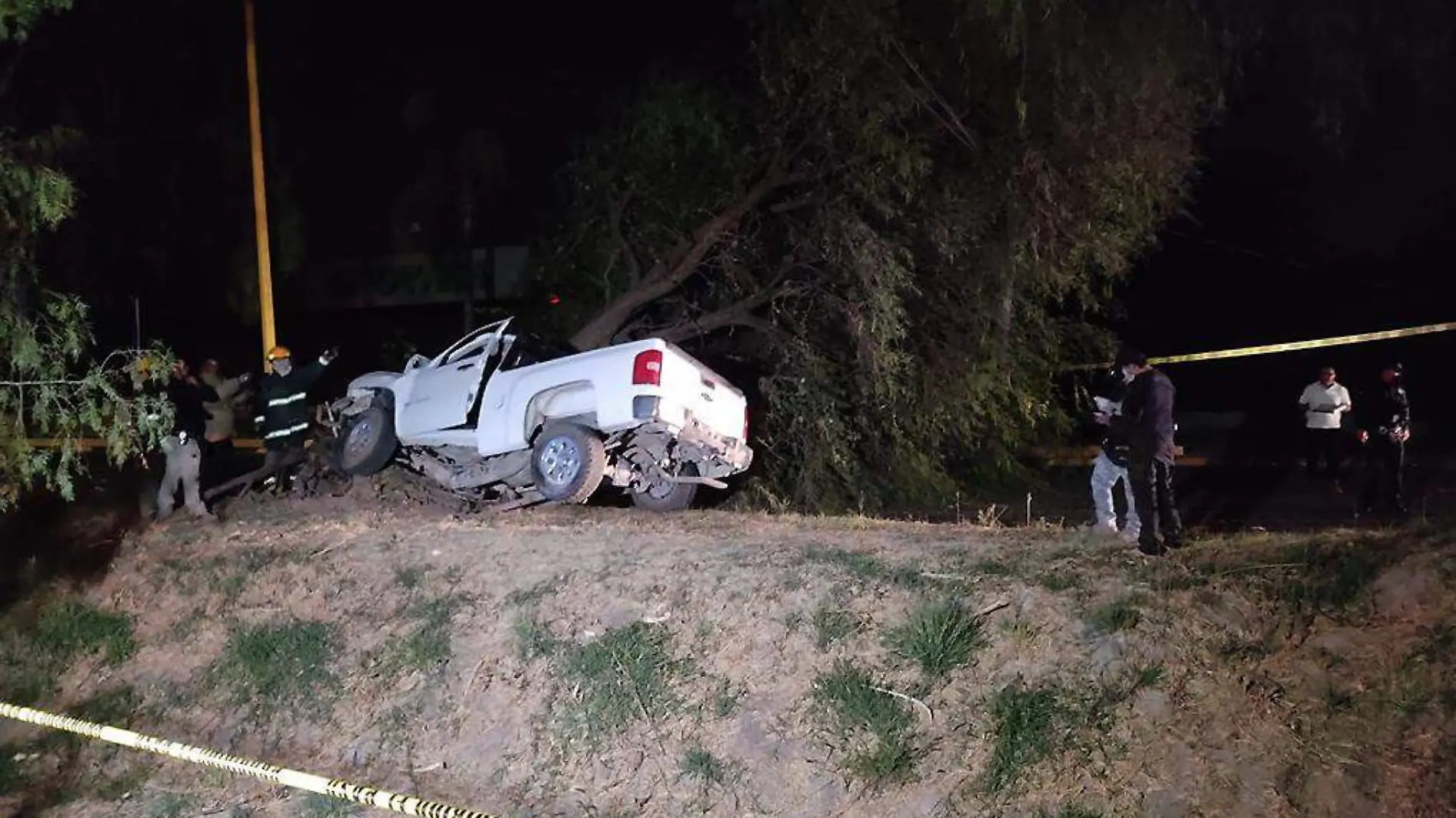 Camioneta estrellada contra un árbol